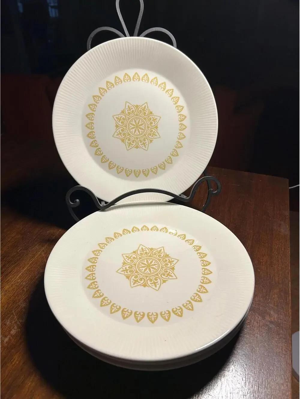 Sheffield Serenade Dinner Plates in Creamy White with Butterscotch Fluer Fe Lis.